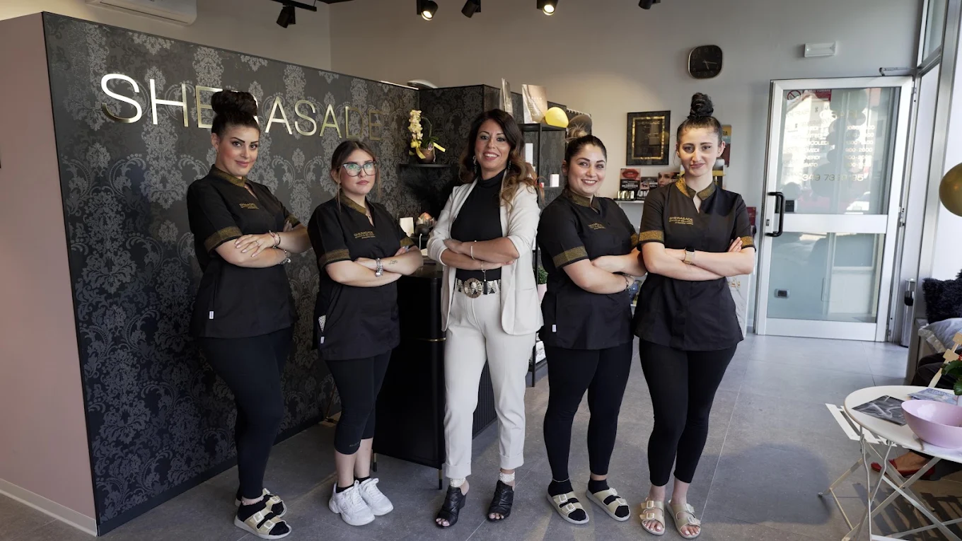 Il team Sherasade con Veronica Adamo nell'istituto di Cassano Magnago